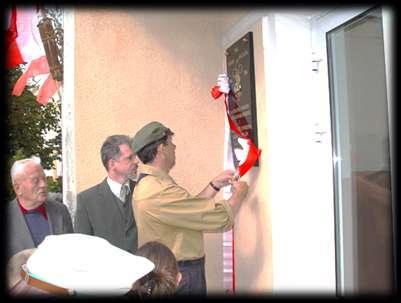 27 września 2004 w SP nr 5 im. Szarych Szeregów odbyło się uroczyste odsłonięcie tablicy pamiątkowej poświęconej 65.