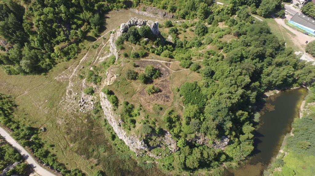 Kadzielnia obecnie jezioro wypełniające fragment niecki wyrobiska od strony