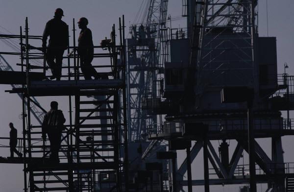 Zagrożenie utratą miejsc pracy W przypadku zamykania nierentownych instalacji w dużych przedsiębiorstwach chemicznych może e dochodzić do obniżenia zatrudnienia do 3 %; W małych przedsiębiorstwach