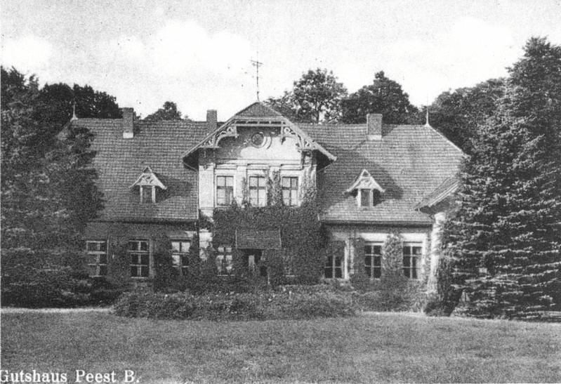 Z historii wsi Pieszcz 223 spadowym dachem z naczółkami i dwoma skrzydłami bocznymi.