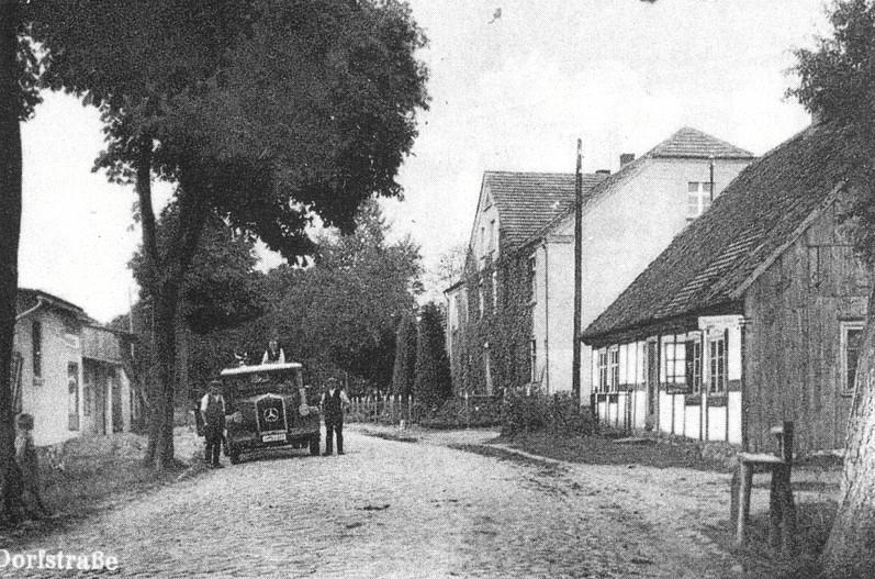 220 M. Sadowska Historyczny układ wsi jest nadal czytelny. Zmienił się natomiast wygląd zagród, który jest obecnie dość zróżnicowany.