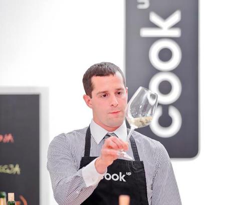 W CookUp prowadzi zajęcia z nowych technik kulinarnych (sous- vide, kuchnia molekularna) oraz mięsa. Tomasz Królikowski doświadczony szef kuchni, stołecznym gourmandzistom znany z restauracji Słony.
