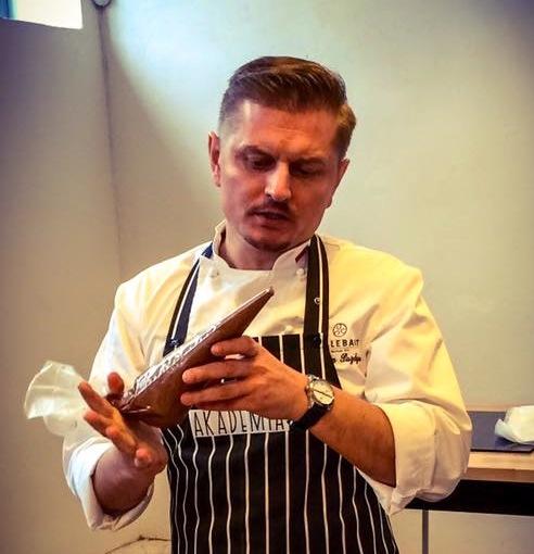 Marcin Paździor cukiernik, chocolatier z ponad 20.letnim doświadczeniem, które zdobywał w Belgii, Francji, Szwajcarii i Wielkiej Brytanii.