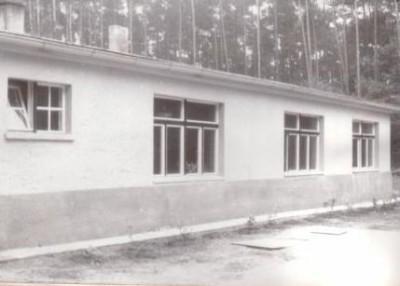 Historia ZSS w Suchym Borze Od 1 września 1971 roku powstaje w Sanatorium szkoła podstawowa i przedszkole.