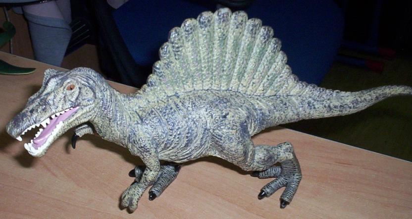 Przedstawienie o dinozaurach prowadziła pani.