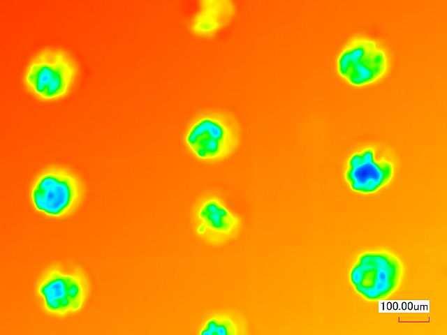 przy następujących parametrach pracy lasera: długość fali promieniowania λ = 1064 nm, gęstość mocy q = 2,23*10 6 W/cm 2, czas ekspozycji τ = 180 µs,