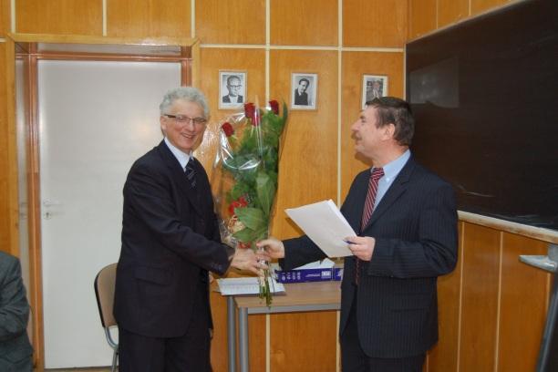 Kozłowski, składając w imieniu Rady Naukowej gratulacje prof. Stanisławowi Słomkowskiemu, który został wybrany i mianowany na stanowisko Dyrektora CBMiM na kolejną kadencję (2012-2015).