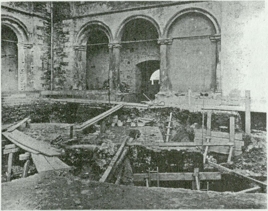 odłoniętej substancji zabytkowej zainteresowanym. 2. Odsłonięcie południowo-wschodniego skrzydła pałacu gotyckiego p rzez Z. Hendla w 1906 r. Fot.