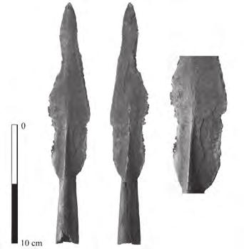 108 Agata Andrzejewska, Karol Demkowicz Ryc. 2. Grot włóczni z Muzeum Archeologicznego w Zielonej Górze, nr inw. MZG 533:1958 zidentyfikowany jako zabytek z grobu 36 z Sadzarzewic (Fot. A. Andrzejewska) Ryc.