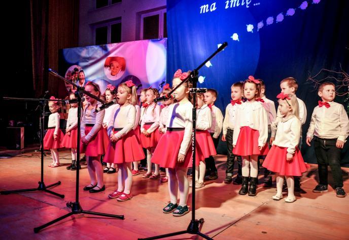 Tekst i zdjęcia: pani Monika Cichaczewska Walentynki w różnych krajach Walentynki święto zakochanych, obchodzone 14 lutego. Nazwa walentynki pochodzi od imienia św. Walentego, patrona zakochanych.