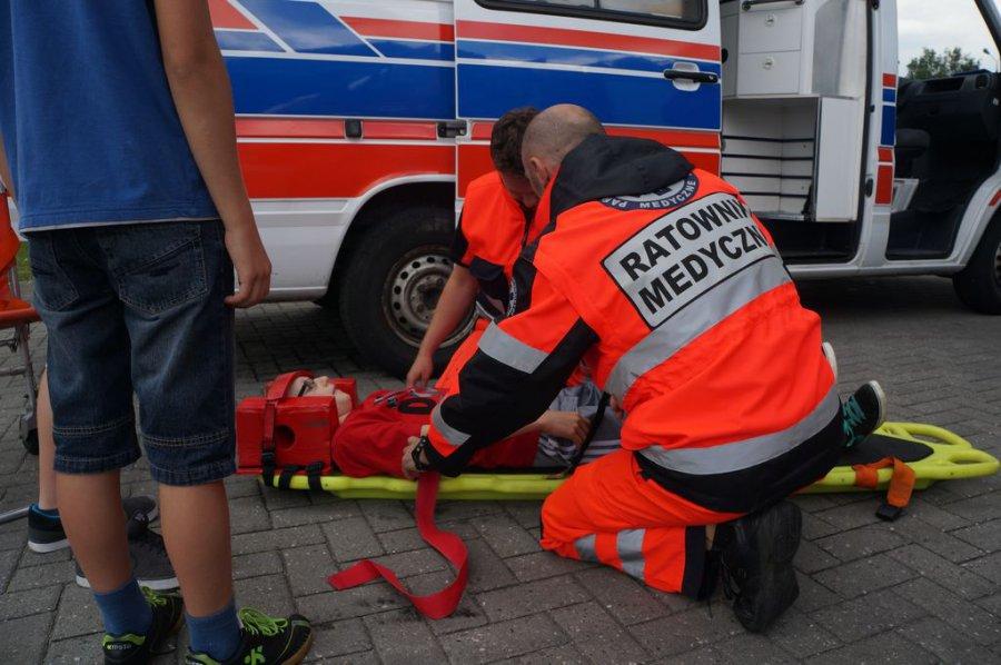 ZAJĘCIA Z RATOWNIKIEM MEDYCZNYM Wykład i zajęcia praktyczne z ratownikiem medycznym z udzielania pierwszej pomocy. Główny nacisk położony jest na pomoc ofiarom wypadków komunikacyjnych.