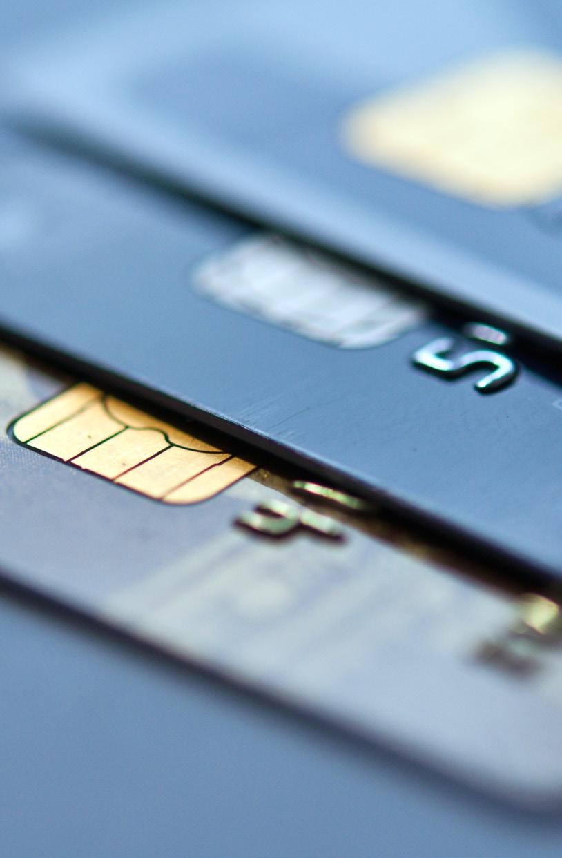 Usuń kod CVV/CVC ze swej karty Kartą płatniczą można też płacić online i jeśli nie masz uruchomionej w banku usługi 3D Secure (będącej autoryzacją takich transakcji za pomocą hasła z SMS), to użyć ją