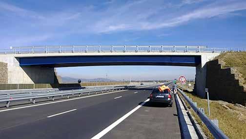 rozpiętości wyróżniają się smukłą konstrukcją. Stalowe obiekty mostowe o rozpiętości przęsła do 50 m Rys. 17.