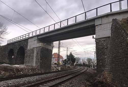 Szczególna różnorodność form pojawia się w obiektach kolejowych budowanych z zastosowaniem prefabrykatów, rozwijając rozwiązanie pokazane na rys. 13f.