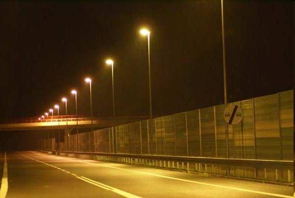 Zbudowana została sieć oświetleniowa na ulicach: Wały Chrobrego Obwodnica Śródmiejska Autostrada Poznańska Wojska Polskiego ścieŝka