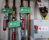 Etykiety i zawieszki identyfikujące źródło energii Zawieszkami identyfikującymi źródło energii można oznaczać punkty kontroli źródeł energii w obiekcie.
