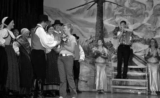 22 KLASJE Ivančna Gorica, julij-avgust 2011 Kultura Foto: David Mrvar Letno gledališče na Muljavi Ob 100-letnici prve uprizoritve Desetega brata Gledališka skupina Kulturnega društva Josipa Jurčiča
