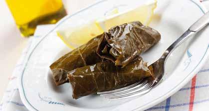 Spanakopito (špinačna pita s feto) boste srečali v Grčiji na vsakem vogalu, prileže pa se s pečeno perutnino. Zelo znana grška jed so dolmathes, z rižem in zelenjavo nadevani trtni listi.