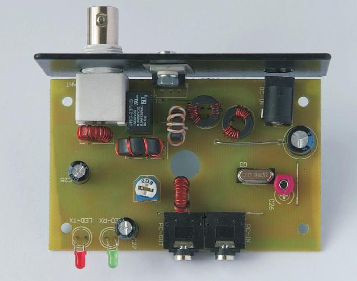 PCB widok od strony elementów przewlekanych PCB widok od strony zmontowanych elementów smd Uk³ad transceivera oparty jest o popularny uk³ad SA6A.