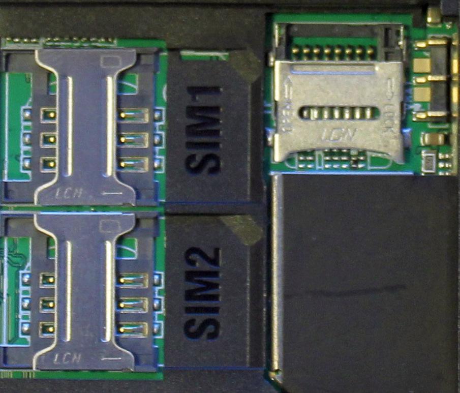 Montaż karty SIM, karty pamięci i akumulatora Jeśli telefon jest włączony - Miejsce na kartę microsd wyłącz go.