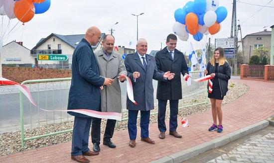 Andrzej Dusiński, kierownik RDW Nidzica Janusz Adamiak, kierownik Działu Drogowo-Mostowego w RDW Nidzica Ewa Brodniewicz, przedstawiciele firmy SKANSKA, która wykonywała inwestycję, a także ksiądz