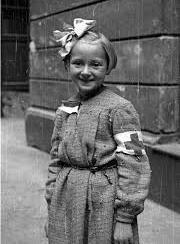 Róża Róża Maria Goździewska - Była najmłodszą sanitariuszką w Powstaniu Warszawskim. 8- letnia Różyczka pomagała w szpitalu polowym. Róża bardzo przeżyła śmierć taty, który w 1943 r.