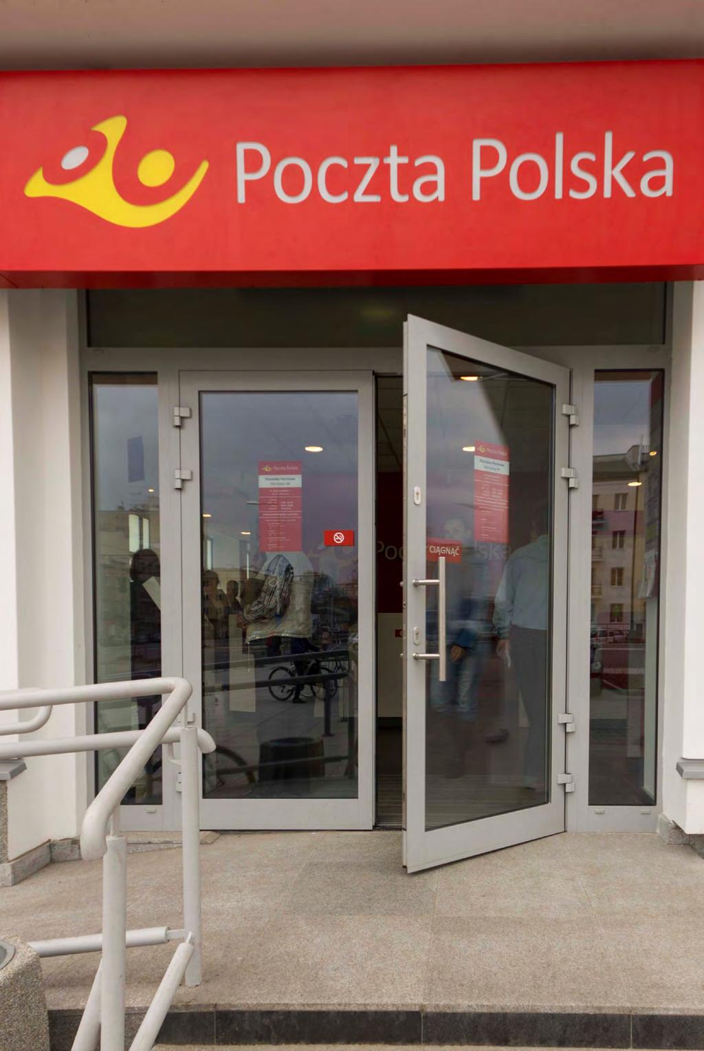 Jedynie w sytuacji braku przeszklonych drzwi lub jeśli okienko w drzwiach jest bardzo małe, rozwiązaniem jest tablica