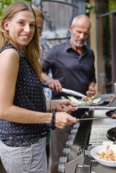 GRILL GAZOWY SUMMIT IM WIĘKSZY, TYM LEPSZY Ucieleśnieniem pragnień każdego miłośnika grilla jest seria największych modeli gazowych firmy Weber: Summit.