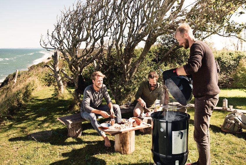 Teraz wędzenie Zmień na zawsze sposób grillowania Użycie odrobiny drewna do wędzenia otwiera zupełnie nowy świat smaków i doznań kulinarnych przy grillu.