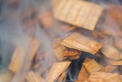IDEALNA MASZYNA DO WĘDZENIA George Stephen, który wynalazł grilla Weber, doskonale zdawał sobie sprawę, że ludzie uwielbiają dymny zapach uzyskiwany dzięki wędzeniu.