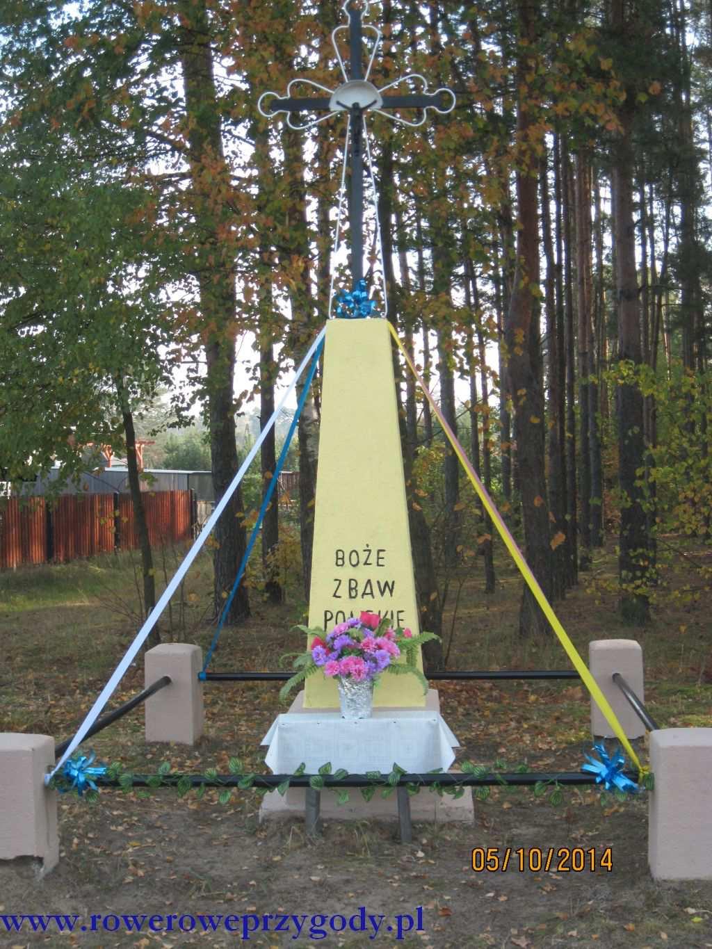 Mijamy tablicę informującą nas o końcu miejscowości Zatory. Po lewej stronie miniemy również drogę asfaltową, odchodzącą w kierunku wsi Burlaki, które oddalone są o około 2,5 kilometra.