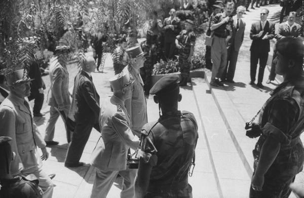 Co prawda De Gaulle udał się od razu do Algierii (czerwiec 1958) i