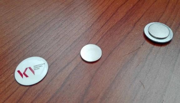 Znaczek typu pin a) materiał: pinsy zalewane żywicą, zapięcie magnetyczne, tj. stalowy podkład z jednym magnesem do zapinania b) nadruk: logo UJK, tło białe c) wielkość znaczka: średnica min.