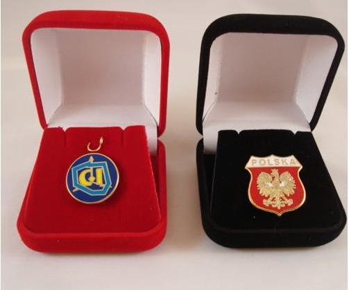 Przykładowy znaczek: źródło: MK GADGETS Pudełko na pinsy a) materiał: pudełko pokryte welurem b) wielkość: 5,3x5,8 cm (+/- 10%), wysokość: ok.