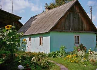 SKARASZÓW Widok ogólny wsi. Fot. Ewa Lorentz. Skaraszów jest pięknie położoną wsią, otoczoną lasem i rozległymi łąkami. Ta mała wioska zachowała zabudowę pochodzącą w większości z lat 20-tych XX w.