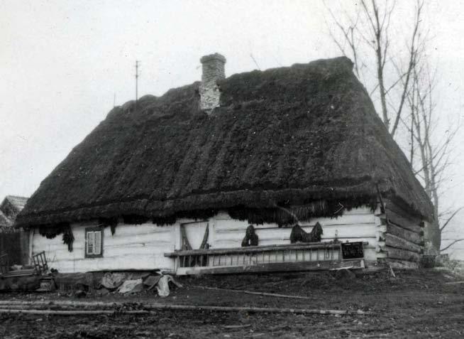 biegnącą przez środek pułapu belką ozdobioną krzyżem oraz