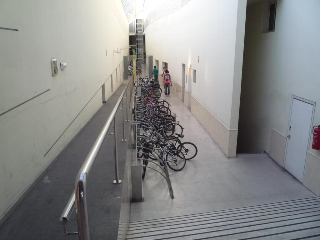 Stojaki dla prywatnych rowerów w tym samym budynku Marcin