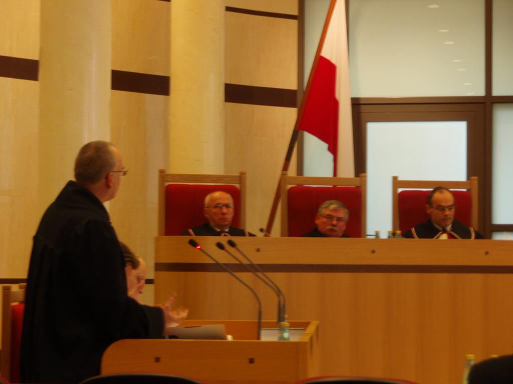 Prasa o wyroku TK w sprawie asesorów Wyrok TK z 24 października uznający za niekonstytucyjne orzekanie przez asesorów sądowych wzbudził szeroki odzew w prasie (na zdjęciu prof. Zbigniew Hołda).