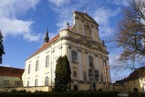 Zespół klasztorny benedyktynek Zespół klasztorny benedyktynek: kościół Wniebowzięcia NMP i św. Maternusa (1727-1730); budynek klasztorny (XV, XVI w., rozb. XVII, XVIII w.