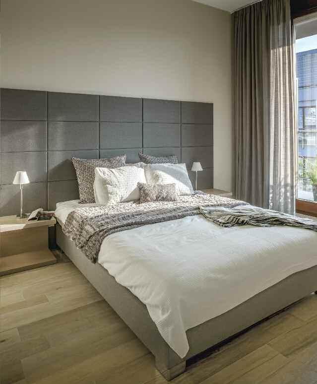 Zagłówkiem łoża w stylu hotelowym (na tapicerowanej ramie) są ANTRACYTOWE PANELE przyklejane do specjalnego stelażu. Można je bez problemu zdjąć i wymienić.