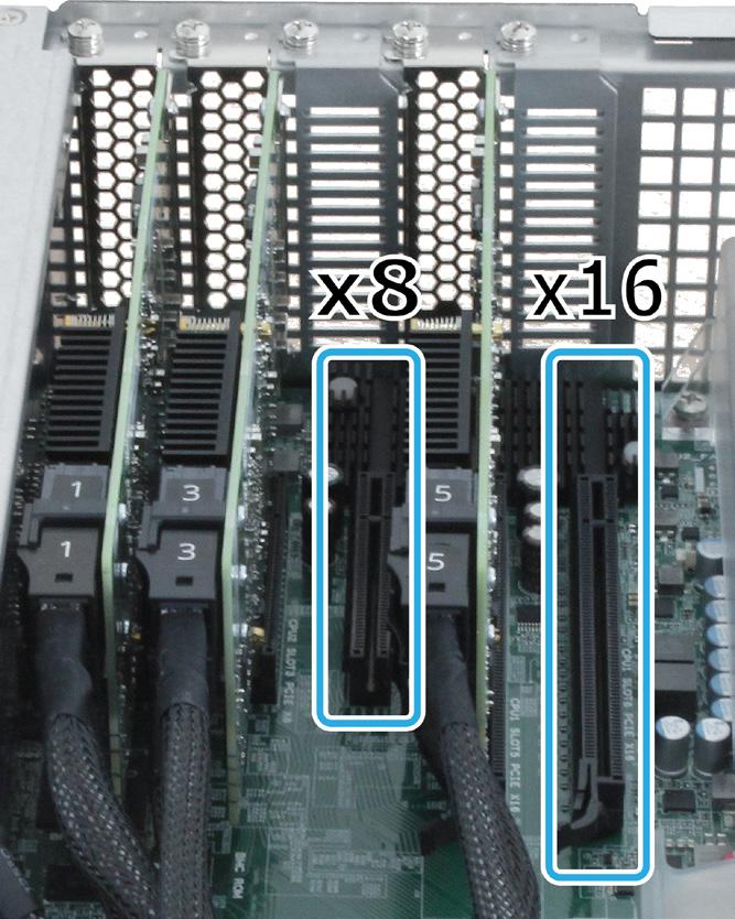 Podłączanie kart rozszerzeń PCIe do serwera FlashStation Serwer FlashStation wyposażony jest w jedno gniazdo PCIe x8 i jedno gniazdo PCIe x16.