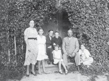 Danuta Siedzikówna (druga z lewej) na zdjęciu rodzinnym sprzed wojny (1938). Po lewej matka Eugenia, po prawej ojciec Wacław, obok niego siostry Danki: Irena (młodsza) i Wiesia (starsza).