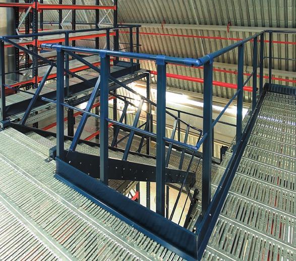Balustrady Balustrady zabezpieczające składają się z profili o przekroju prostokątnym i okrągłym, zespolonych za pomocą łączników oraz cokołów ochronnych przymocowanych u dołu,