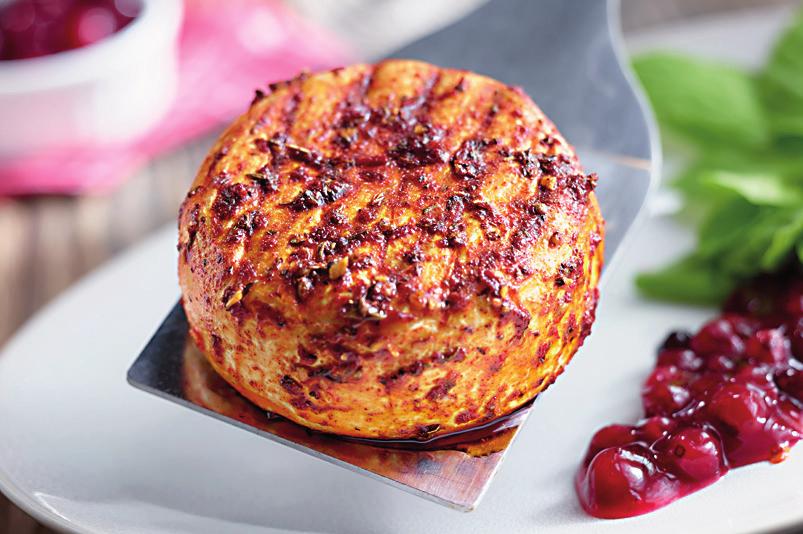 CAMEMBERT Z GRILLA 00:45 3-4 opakowania (w zależności od liczby osób) sera camembert From dor MARYNATA 3 łyżki oliwy z oliwek Primadonna 1 łyżeczka tymianku 1 łyżeczka papryki słodkiej Mikado pieprz