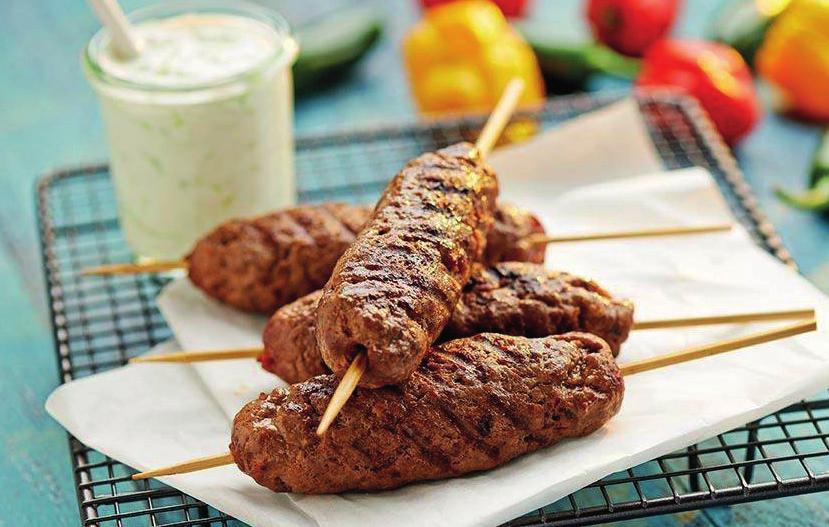 CEVAPCICI Z SOSEM TZATZIKI 01:00 500 g mielonego mięsa wołowego 50 ml oliwy 1 łyżeczka słodkiej papryki 1/2 łyżeczki ostrej papryki sól pieprz SOS TZATZIKI 300 ml jogurtu typu greckiego 10% Pilos 1