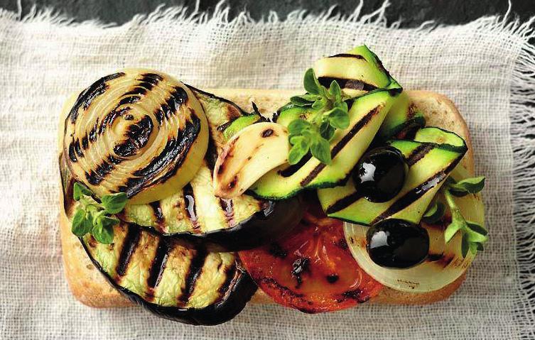 KANAPKA ZIELENINA Z GRILLA 00:10 2 porcje ciabatta bakłażan cukinia pomidor cebula czosnek oliwa z oliwek pieprz oliwki świeże oregano 1. Ciabattę przekrawamy wzdłuż. 2. Kroimy w plastry warzywa: bakłażana, cukinię, pomidora, krążki cebuli oraz czosnek i smażymy je na patelni grillowej.