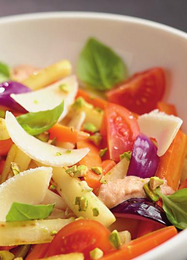 WARZYWA PIECZONE NA GRILLU PRZYGOTUJ Moździerz i folię aluminiową. Żarzące się w grillu węgle przesuwamy na jeden koniec grilla.