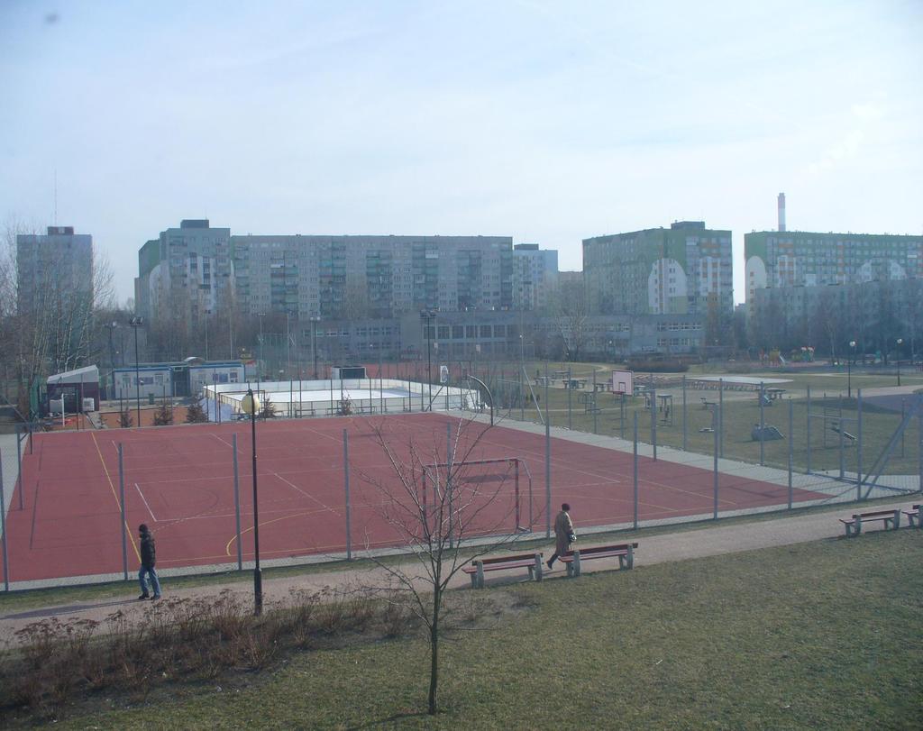 Baza sportowa XLVII LO *sala do piłki ręcznej *sala baletowa *sala do karate/judo *dwa