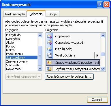 Rysunek 65: Dodanie przycisków podpisu i szyfrowania W polu Polecenia wyszukujemy na liście pozycję Opatrz wiadomość podpisem cyfrowym, a następnie przeciągamy nowy przycisk na pasek narzędzi okna, w