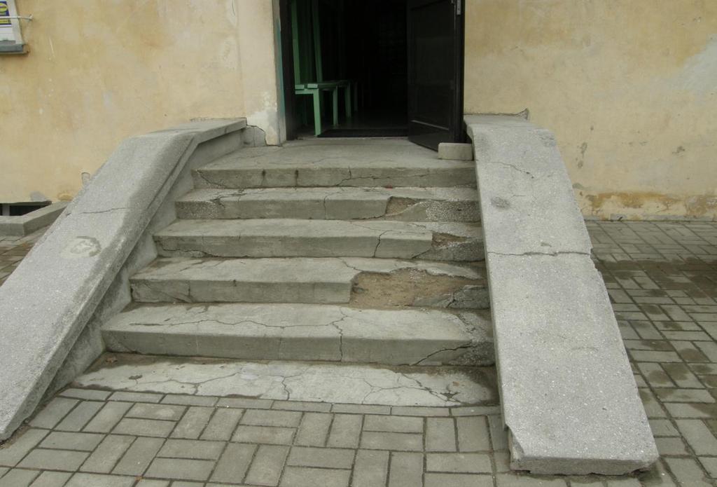 Podobnie do remontu są schody do budynku od strony boisk /na zdjęciu niżej /